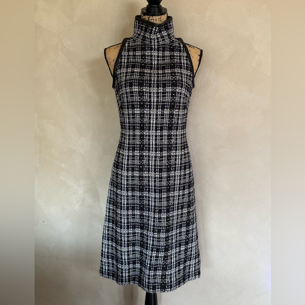 St. John Black And White Boucl Sleeveless Sheath Dress